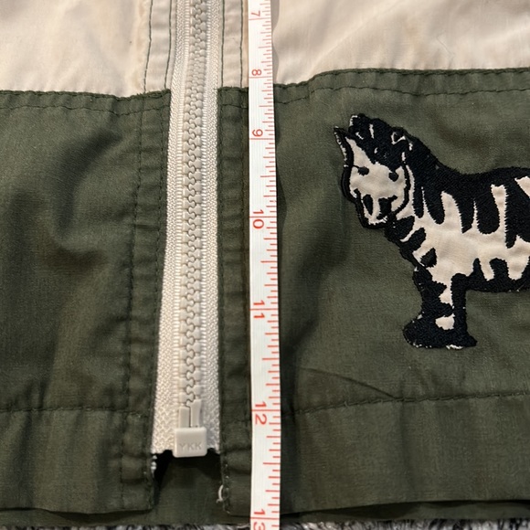 Izzis Sport buys wind breaker - Picture 7 of 8